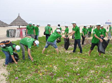 Tuổi trẻ Đà Nẵng làm đẹp biển